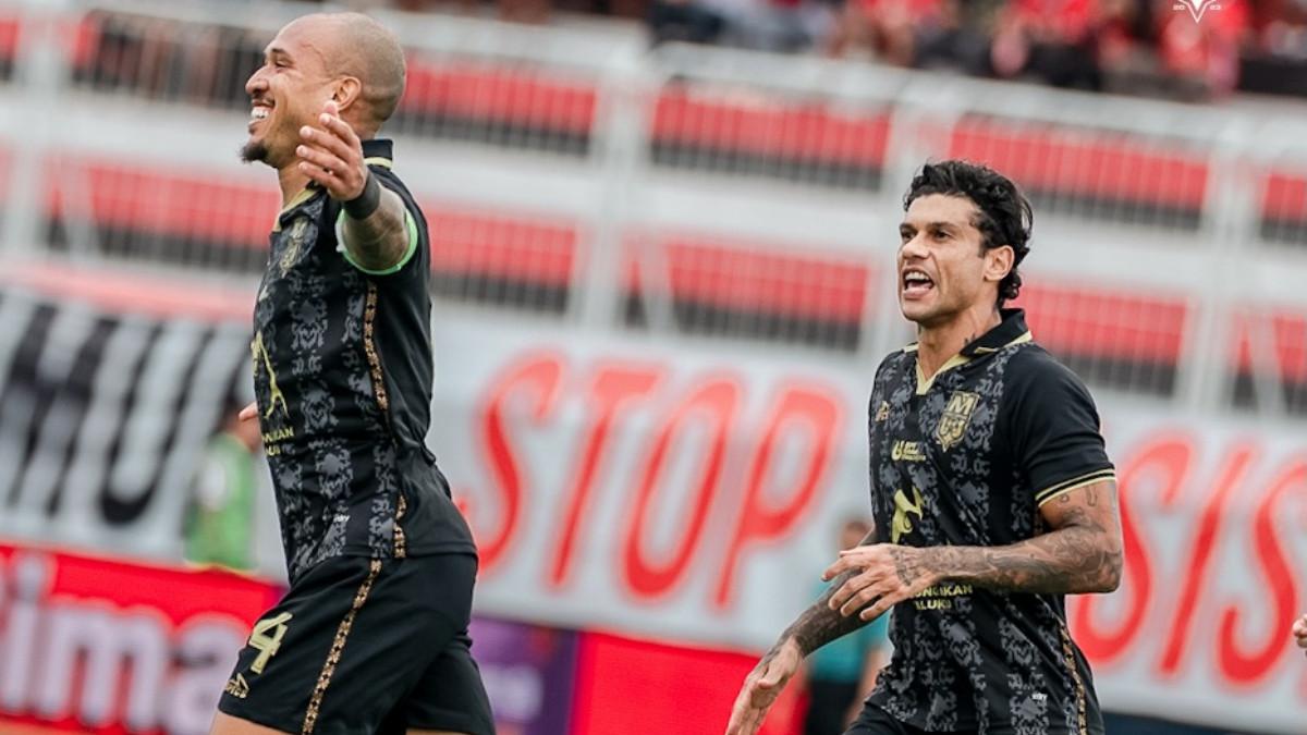 Dua pemain Malut United, Gustavo Franca dan Ciro Alves saat melawan PSBS Biak pada pekan 16 Super League 2025/2026 di Stadion Kie Raha, Ternate, Minggu (4/1/2026).