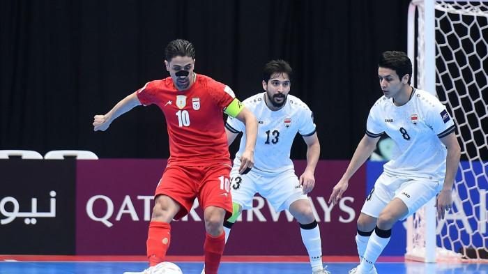 KUASAI BOLA - Pemain Timnas Futsal Iran Hossein Tayebi menguasai bola dalam pertandingan melawan Irak di semifinal Piala Asia Futsal 2026. Iran menang dengan skor 2-4 dalam laga di Indonesia Arena, Kamis (5/2/2026).