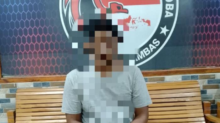 NARKOBA SAMBAS - Laki-laki berinisial C (40) ditangkap polisi diduga melakukan dugaan tindak pidana narkotika jenis sabu pada Rabu 4 Februari 2026 sekira pukul 00.15 WIB. Berikut kronologinya: