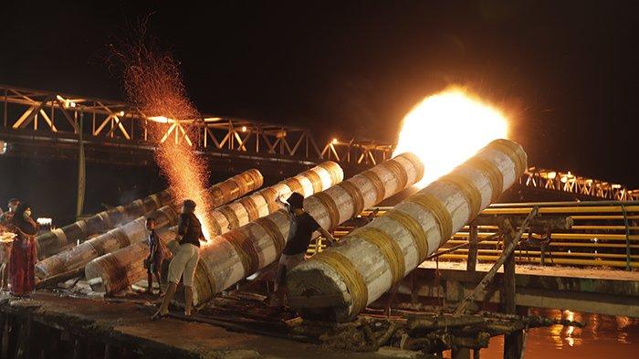 TRADISI- Meriam Karbit adalah tradisi membunyikan meriam rakitan yang menggunakan karbit (kalsium karbida) sebagai bahan utama untuk menghasilkan ledakan suara yang menggelegar. 