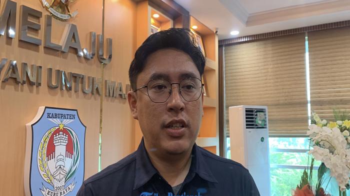 BERIKAN KETERANGAN - Sales Branch Manager (SBM) Kalbar V Gas, Muhammad Fadlan Ariska saat diwawancarai di Kantor Bupati Kubu Raya, belum lama ini, usai menghadiri rapat koordinasi pembentukan tim terpadu di Kubu Raya.