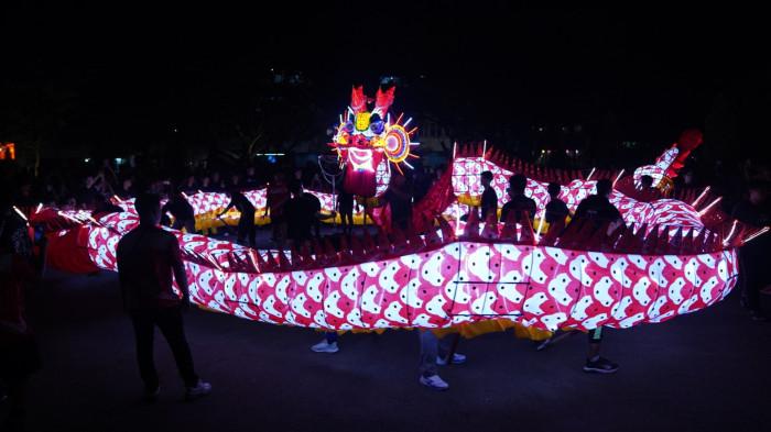 REPLIKA NAGA - Sejumlah masyarakat tampak melihat latihan permainan Replika Naga di Halaman Parkir Ayani Mega Mall, Jalan Jendral Ahmad Yani, Kota Pontianak, Kamis, 5 Februari 2026. Latihan tersebut untuk mematangkan atraksi dan persiapan menyambut rangkaian Imlek dan Cap Go Meh 2026