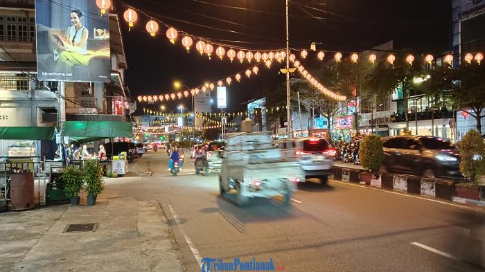 IMLEK DAN CAP GO MEH - Lampion dan ketupat di Jalan Gajah Mada saat malam hari menghiasi perayaan Imlek dan Cap Go Meh 2026 serta menyambut bulan suci Ramadan di Kota Pontianak. Ketua MABT Kota Pontianak, Hendry Pangestu Lim, mengatakan panitia menyiapkan sekitar 3.000 lampion dan 2.000 ketupat yang akan dipasang di sejumlah ruas jalan, termasuk Jalan Diponegoro.