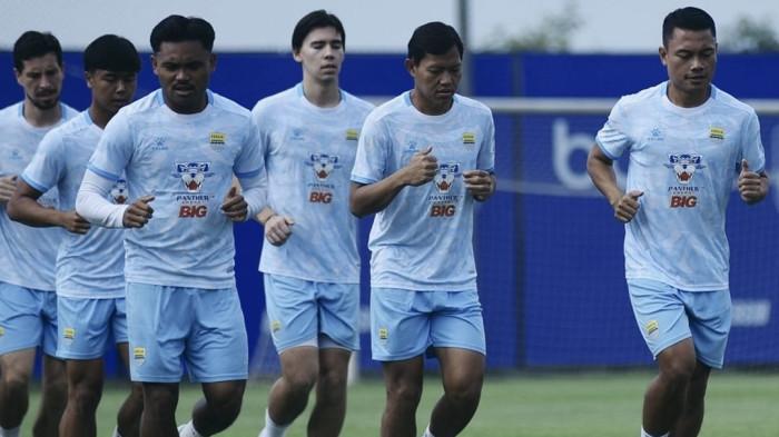 Para pemain Persib Bandung berlatih di lapangan pendamping Stadion GBLA, Senin (2/2/2026).