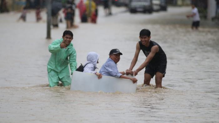 BALIKPAPAN DILANDA BANJIR - Hujan deras yang mengguyur Kota Balikpapan sejak pagi membuat sejumlah kawasan terendam banjir. Salah satu titik yang kembali menjadi langganan genangan adalah Jalan MT Haryono, salah satu jalan protokol yang kerap tergenang saat intensitas hujan tinggi, Sabtu (29/11/2025). (TRIBUNKALTIM.CO/DWI ARDIANTO)