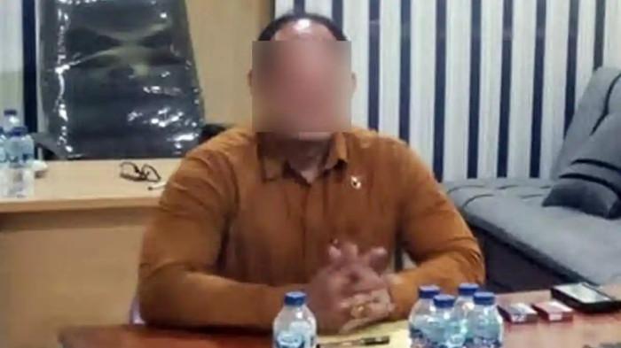 DISOROT - Sosok perwira polisi menengah bernama AKP Malaungi kini sedang jadi sorotan.  AKP Malaungi adalah Kasat Narkoba Polres Bima yang ditangkap Polda NTB karena diduga terlibat dalam peredaran narkoba.