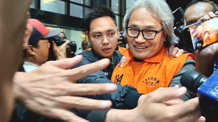 KEPALA PAJAK TERSANGKA - Mulyono (MLY), Kepala Kantor Pelayanan Pajak (KPP) Madya Banjarmasin resmi ditetapkan sebagai tersangka Kasus dugaan suap restitusi pajak,  Kamis (5/2/2026) malam.  Mulyono masih bisa tersenyum saat digiring keluar dari Gedung KPK.