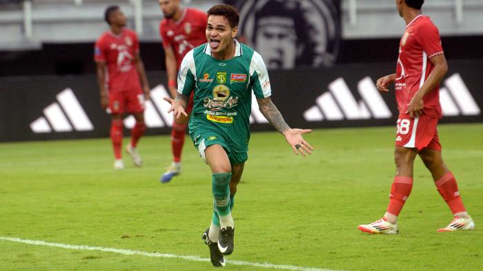 SELEBRASI - Pencetak gol Persebaya Surabaya, Gali Freitas melakukan selebrasi usai mencetak gol ke kubu Malut United FC pada laga Super League 2025/2026 pekan ke 17 di Stadion Gelora Bung Tomo (GBT) Surabaya, Jawa Timur, Sabtu (10/1/2026). Pada akhir pertandingan, Persebaya berhasil mengungguli Malut United FC dengan skor akhir 2-1.