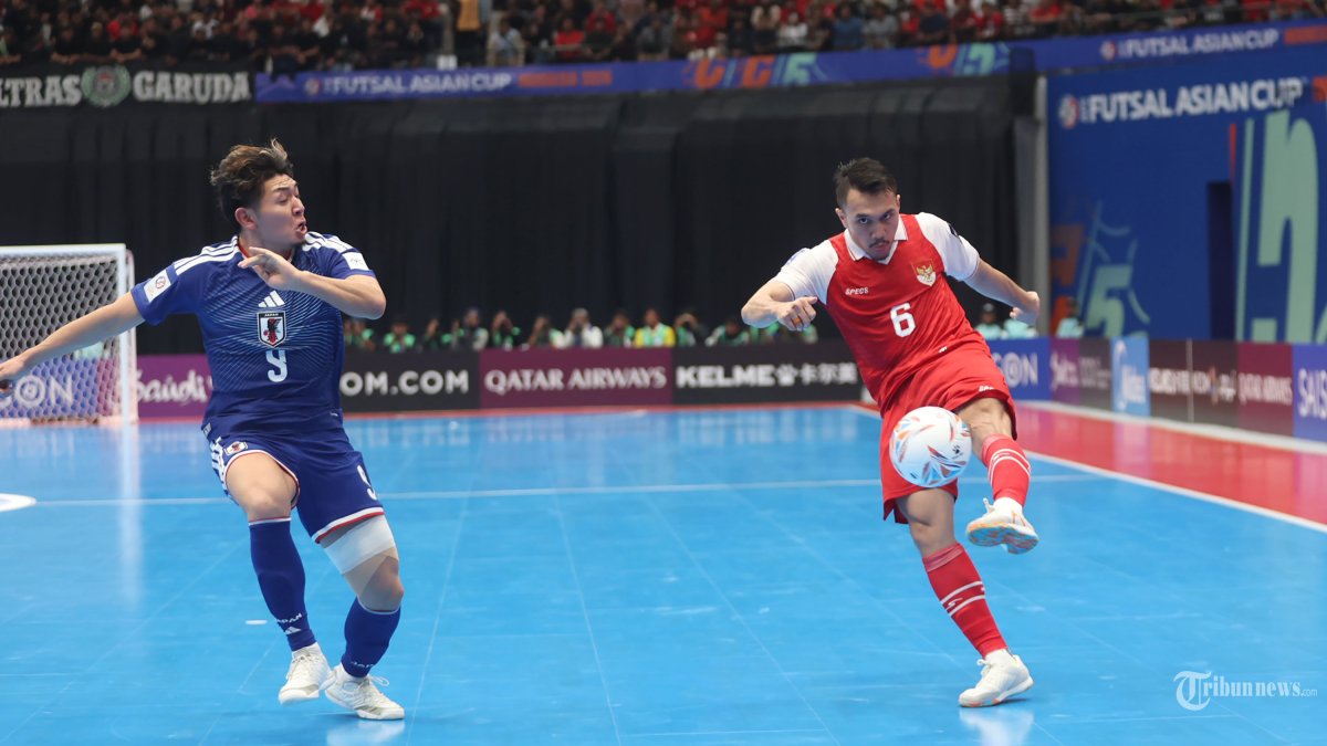 LOLOS FINAL - Pemain Timnas Futsal Indonesia, Samuel Eko (kanan) mencoba melewari pemain Timnas Futsal Jepang pada semifinal AFC Futsal Asian Cup 2026 di Indonesia Arena, Senayan, Jakarta, Kamis (5/2/2026). Timnas Futsal Indonesia melaju ke final setelah menang 5-3 atas Jepang. TRIBUNNEWS/HERUDIN