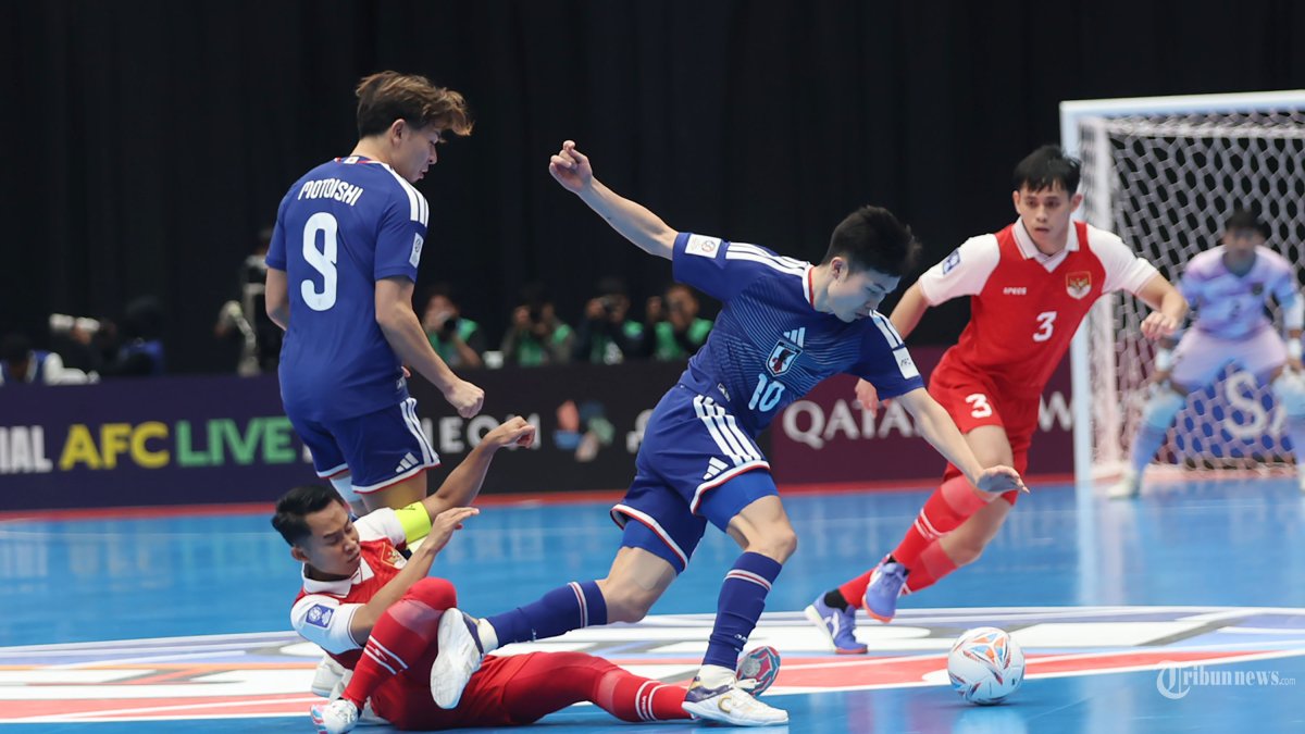 LOLOS FINAL - Pemain Timnas Futsal Indonesia Muhammad Iqbal (bawah) saat melawan Timnas Futsal Jepang pada semifinal AFC Futsal Asian Cup 2026 di Indonesia Arena, Senayan, Jakarta, Kamis (5/2/2026). Timnas Futsal Indonesia melaju ke final setelah menang 5-3 atas Jepang. TRIBUNNEWS/HERUDIN