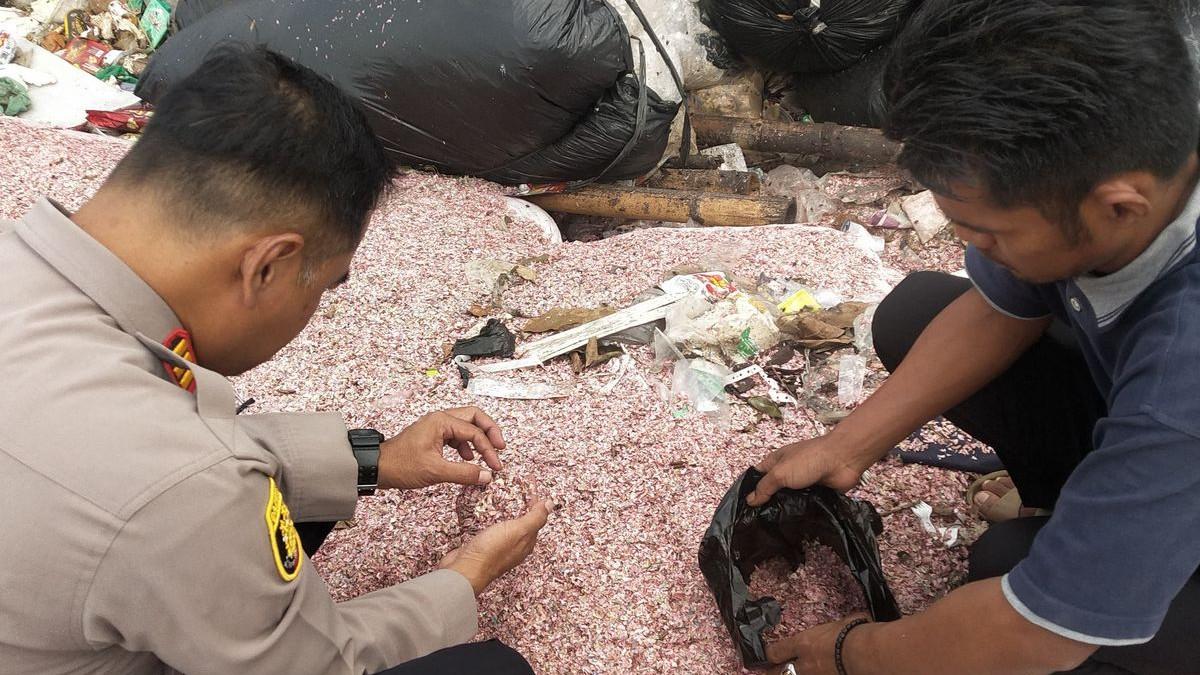 CACAHAN UANG DI BEKASI - Kapolsek Setu AKP Usep Armansyah bersama pemilik lahan TPS liar Haji Santo melakukan pengecekan temuan cacahan pecahan uang di Desa Taman Rahayu, Kecamatan Setu, Kabupaten Bekasi. Rabu (422026)