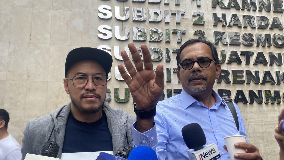 KOMIKA PANDJI - Komika Pandji Pragiwaksono bersama Pendiri Lokataru Foundation Haris Azhar ditemui di Mapolda Metro Jaya, Jumat (6/2/2026).