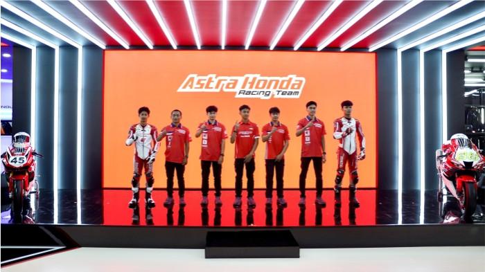 Para pebalap Astra Honda Racing Team (AHRT) beserta jajaran direksi PT Astra Honda Motor (AHM) berfoto bersama pada sesi pengumuman tim AHRT yang dilangsungkan di Indonesia Internasional Motor Show (IIMS) 2026 di JIExpo Kemayoran, Jakarta. (5/2)