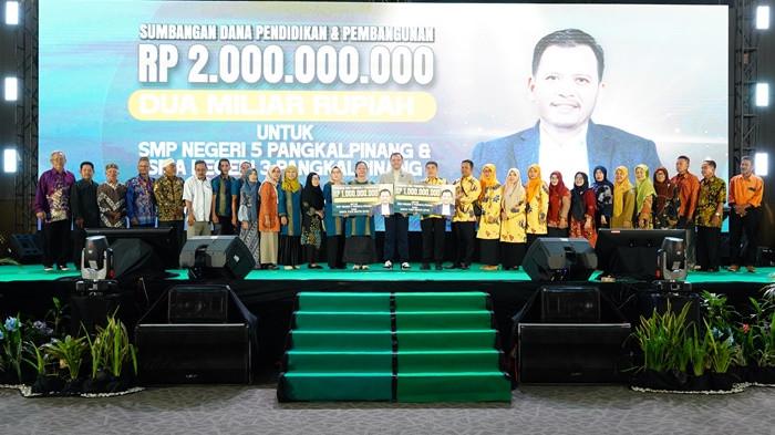 Hanta Yuda Rasyid saat penyerahan beasiswa prestasi dan donasi Rp2,1 M ke SMP Negeri 5 dan SMA Negeri 3 Pangkalpinang