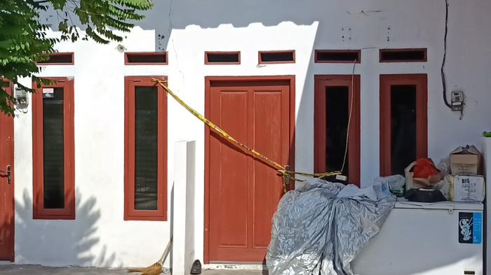 TKP KORBAN TEWAS - Suasana terkini kontrakan di Jalan Warakas VIII, Tanjung Priok, Jakarta Utara, Senin (5/1/2026). Kontrakan ini menjadi tempat ditemukannya jenazah tiga orang sekeluarga pada Jumat (2/1/2026) lalu. (TRIBUNJAKARTA.COM/GERALD LEONARDO AGUSTINO).