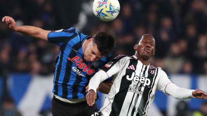 JUVENTUS TERSINGKIR - Duel bek Atalanta dengan penyerang Juventus Jonathan David pada perempatfinal Coppa Italia, di New Balance Arena, Juventus tersingkir setelah kalah dengan skor 0-3, Jumat (6/2/2026).