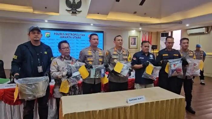 SUDAH RENCANAKAN PEPMBUNUHAN- Polres Metro Jakarta Utara menggelar konferensi pers terkait kasus kematian satu keluarga di Warakas, Tanjung Priok, Jakarta Utara, Jumat (6/2/2026). Sempat dikira korban keracunan makanan, kini terungkap bahwa anak korban bernama Abdullah Syauqi ternyata merupakan dalang pembunuhan ini. Dia sudah merencakan membunuh ibu, kakak dan adiknya sendiri karena selama ini merasa diperlakukan berbeda.