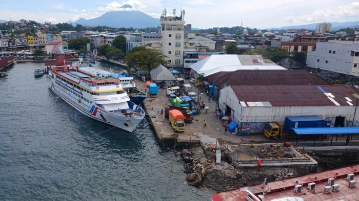 PELABUHAN MANADO - Pemandangan Pelabuhan Manado dari Jembatan Soekarno, Kamis (5/2/2026).