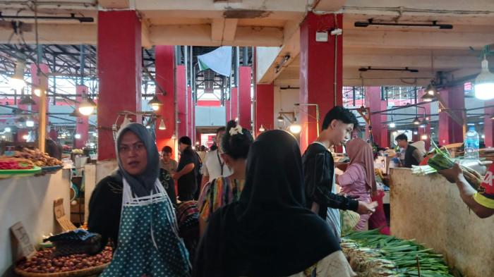 PASAR BERSEHATI - Suasana Pasar Bersehati, Manado, Sulawesi Utara, Kamis (29/1/2026). Harga cabai rawit mulai naik hari ini.