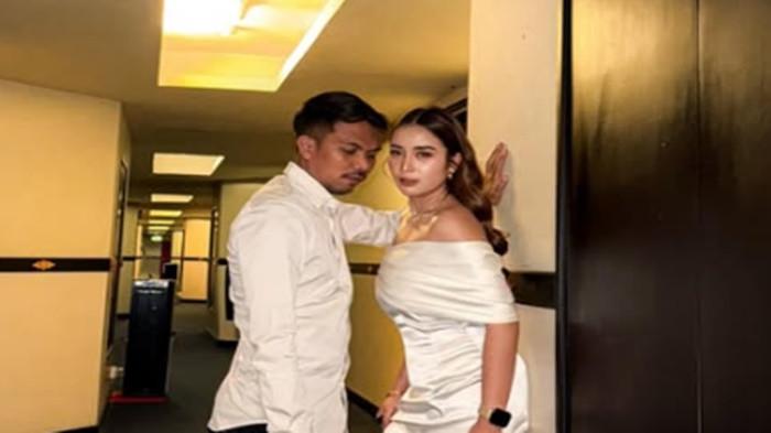 SUAMI DINI KURNIA - Potret Mufli Dalilu Rahman dan Dini Kurnia. Diakui Dini Kurnia setelah dirinya menikah lagi, Ressa kini seolah mandek untuk menafkahi putra mereka. Kini ia istri dari Mufli Dalilu Rahman.