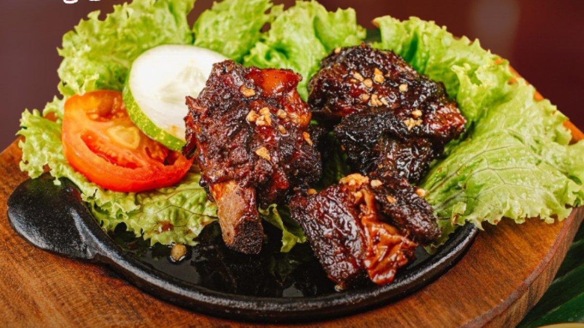 REKOMENDASI RUMAH MAKAN: Lezatnya iga bakar dengan bumbu meresap sempurna!