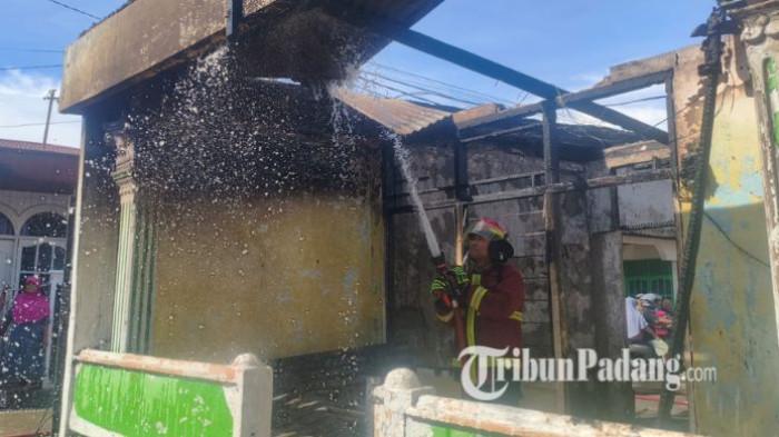 KEBAKARAN DI PADANG - Petugas saat melakukan pendinginan usai kebakaran sejumlah bangunan di Jalan Nusa Indah, area Berok Siteba, Kecamatan Nanggalo, Kota Padang Jumat (6/2/2026). Di lokasi juga sudah dipasang police line, agar masyarakat tidak memasuki area kebakaran.