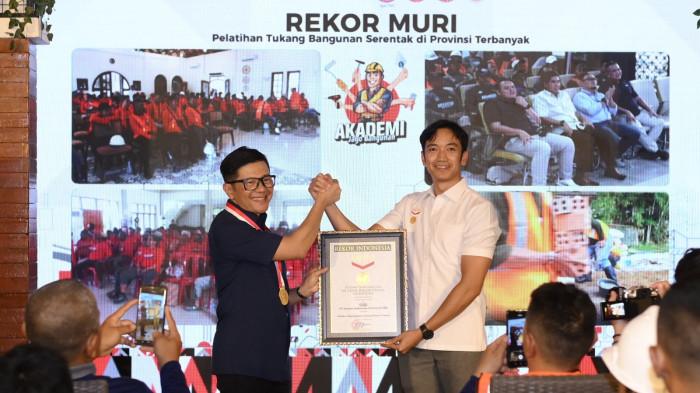 SEMEN INDONESIA - Direktur Sales dan Marketing SIG, Dicky Saelan (kiri) menerima Piagam Penghargaan Museum Rekor–Dunia Indonesia (MURI) atas Rekor Pelatihan Tukang Bangunan Serentak di Provinsi Terbanyak yang diserahkan oleh Senior Manager MURI, Triyono di Sentul, Kabupaten Bogor, Jawa Barat, pada Minggu (1/2/2026