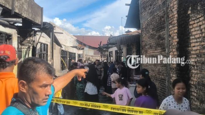 KEBAKARAN SEJUMLAH BANGUNAN - Penampakan bangunan yang terbakar di Jalan Nusa Indah, Area Berok Siteba, Kecamatan Nanggalo, Kota Padang, Jumat (6/2/2026) sekitar pukul 13:30 WIB. Warga, Salmi sebut sempat mendengar ledakan satu kali saat kebakaran, namun tidak bisa memastikan sumbernya.