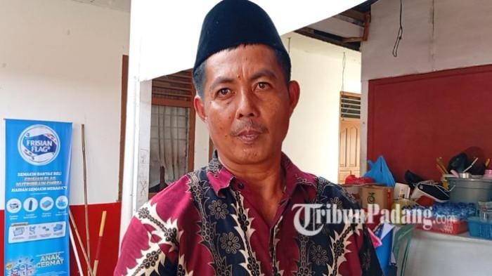 KEBAKARAN BANGUNAN - Seorang penjaga sekolah menunjuk bagian bangunan SDN 05 Surau Gadang yang terdampak kebakaran di Jalan Nusa Indah, kawasan Berok Siteba, Kecamatan Nanggalo, Kota Padang, Jumat (6/2/2026). Kebakaran yang berasal dari rumah di belakang sekolah tersebut sempat merambat ke area sekolah dan menghanguskan satu ruang kelas bekas perpustakaan, sementara bangunan lainnya tidak terdampak.