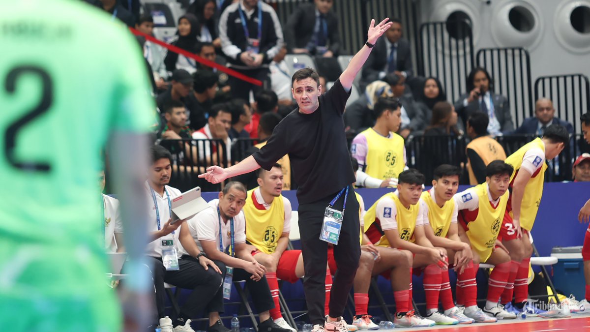 LOLOS FINAL - Pelatih Timnas Futsal Indonesia, Hector Souto memberi intruksi kepada pemainnya saat melawan Timnas Futsal Jepang pada semifinal AFC Futsal Asian Cup 2026 di Indonesia Arena, Senayan, Jakarta, Kamis (5/2/2026). Timnas Futsal Indonesia melaju ke final setelah menang 5-3 atas Jepang. TRIBUNNEWS/HERUDIN
