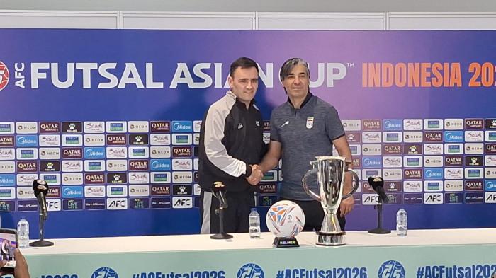 DUA PELATIH BERSALAMAN - Pelatih kepala Iran, Vahid Shamsaee bersalaman dengan pelatih timnas futsal Indonesia, Hector Souto dalam sesi konferensi pers jelang laga final Piala Asia 2026, Indonesia Arena, Senayan, Jakarta, Jumat (6/2/2026). Tribunnews/Abdul Majid