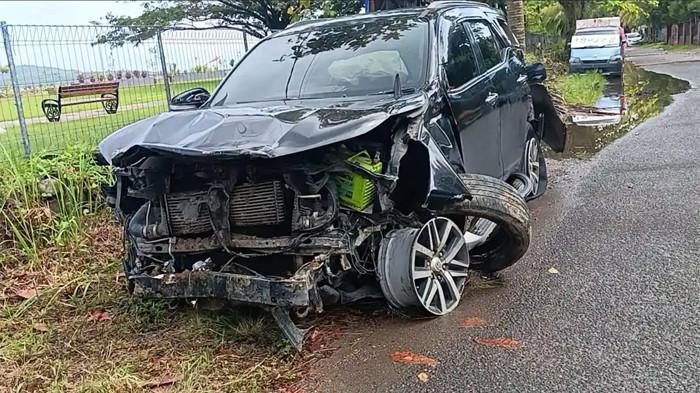 KECELAKAAN MOBIL DINAS - Sebuah mobil Toyota Fortuner berwarna hitam dengan nomor polisi DC 1156 A mengalami kecelakaan tunggal di Jalan Yos Sudarso, Kelurahan Binanga, Kecamatan Mamuju, Sulawesi Barat, Jumat (6/2/2026) dini hari. Dua korban terluka akibat insiden ini.