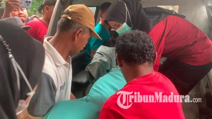 KORBAN - Empat bocah korban tenggelam dibawa ambulans dari puskesmas ke rumah duka di Desa Sidoharjo, Kecamatan Jambon, Kabupaten Ponorogo, Jawa Timur, Jumat (6/2/2026). Keempat korban tewas usai tenggelam di sungai kecil.