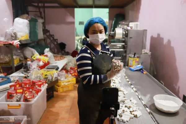 Ms. Hong Gam livestreamed introducing peanut candy products to customers on TikTok, late at night on January 23. Photo: Nga Thanh