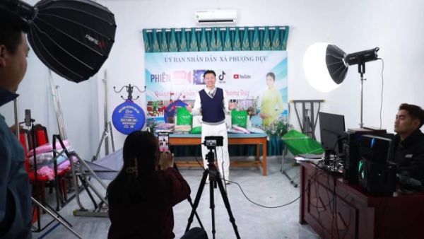 The whole commune spent the night livestreaming Tet sales