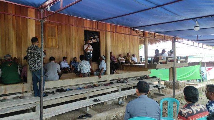 Suasana musyawarah tokoh adat pulau Sumba di Kampung Raja Prailiu, Waingapu Sumba Timur, Selasa 7 Desember 2021.