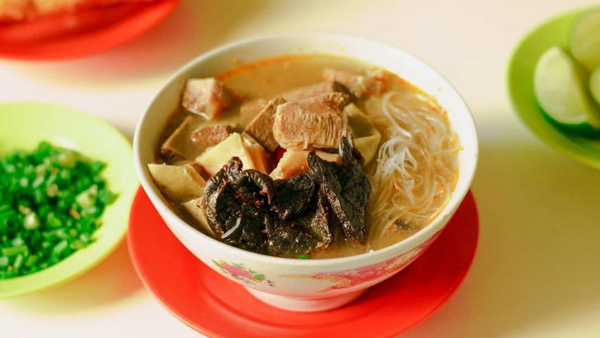 Coto Makassar Daeng Kulle, satu tempat makan siang di Surabaya yang bisa jadi pilihan pekerja kantoran.