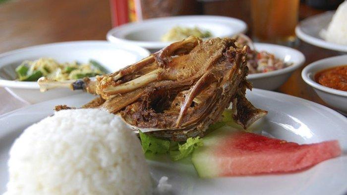 Ilustrasi menikmati bebek goreng enak di Surabaya buat makan siang