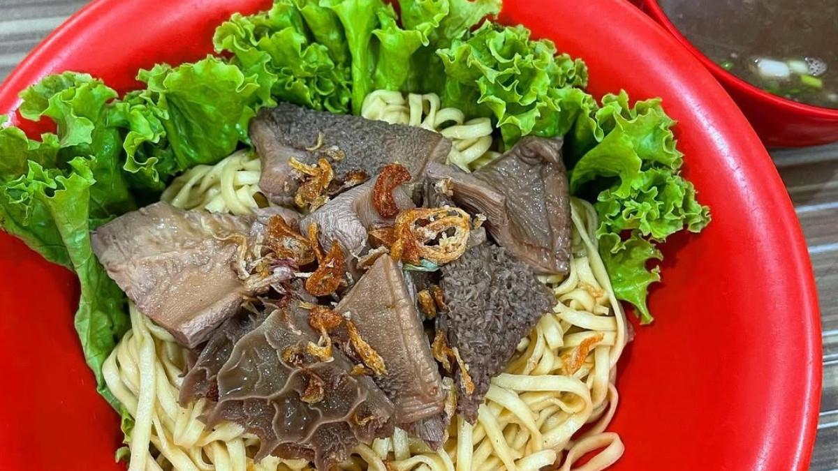 Nasi Empal Pengampon, satu tempat makan siang di Surabaya yang bisa jadi pilihan pekerja kantoran.