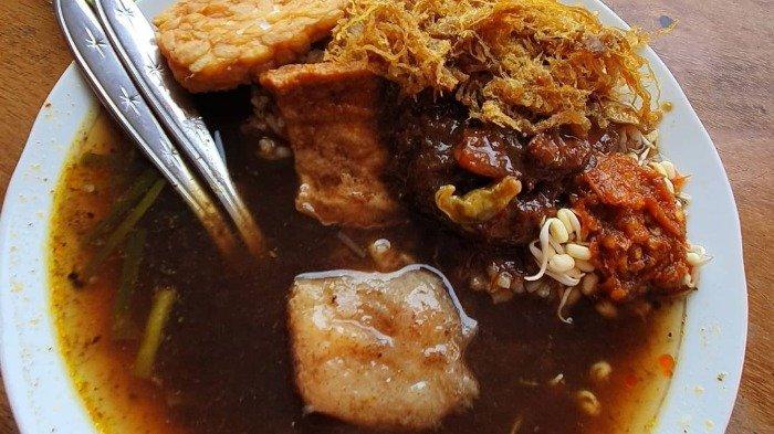 Rawon Pak Pangat Wonokromo, satu tempat makan siang di Surabaya yang bisa jadi pilihan pekerja kantoran.