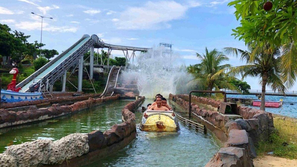 Pengunjung tengah menikmati wahana di Wisata Bahari Lamongan (WBL), Jawa Timur.