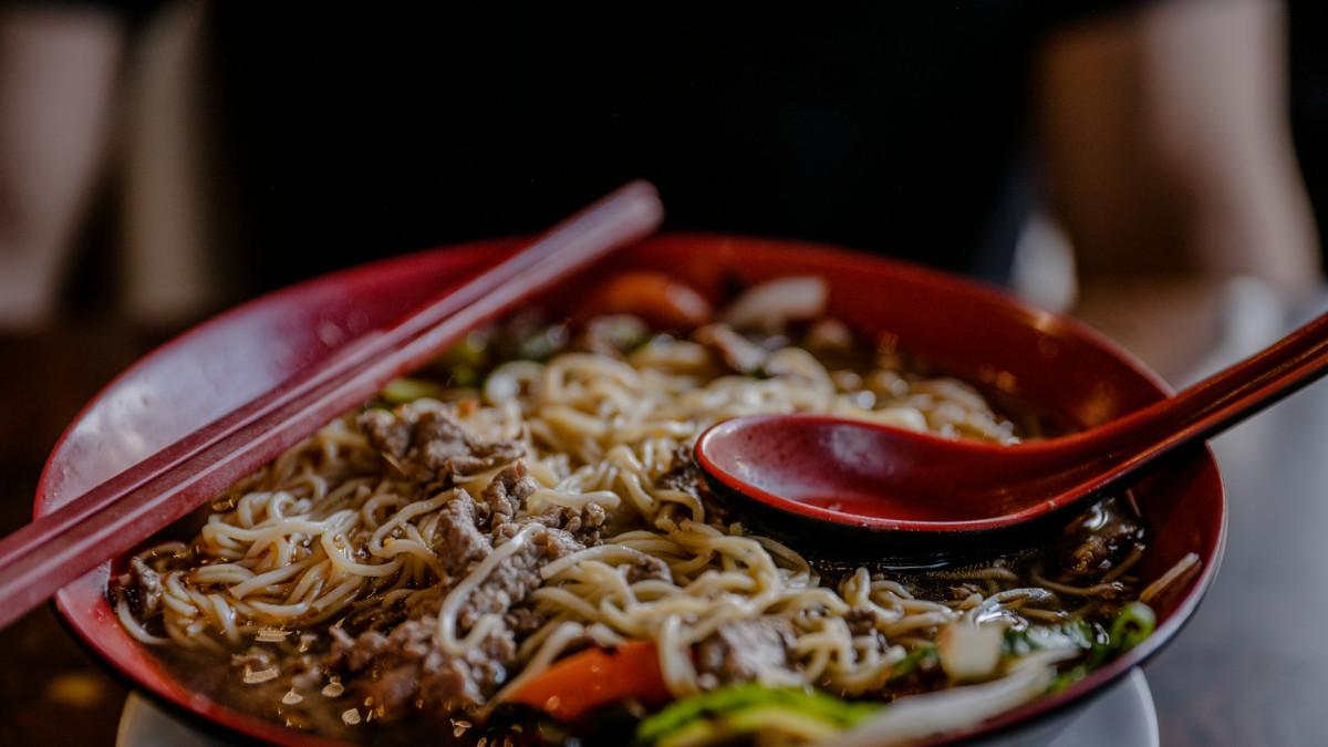 Seporsi mi pangsit buat dinikmati bareng keluarga saat Imlek 2026