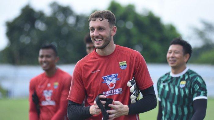 Penjaga gawang PERSIB, Adam Przybek.
