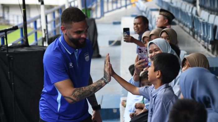 MENYAMBUT RAMAH - Pemain anyar Persib Layvin Kurzawa menyapa ana-anak dalam acara doa bersama di Gelora Bandung Lautan Api (GBLA), Selasa, 3 Februari 2026.
