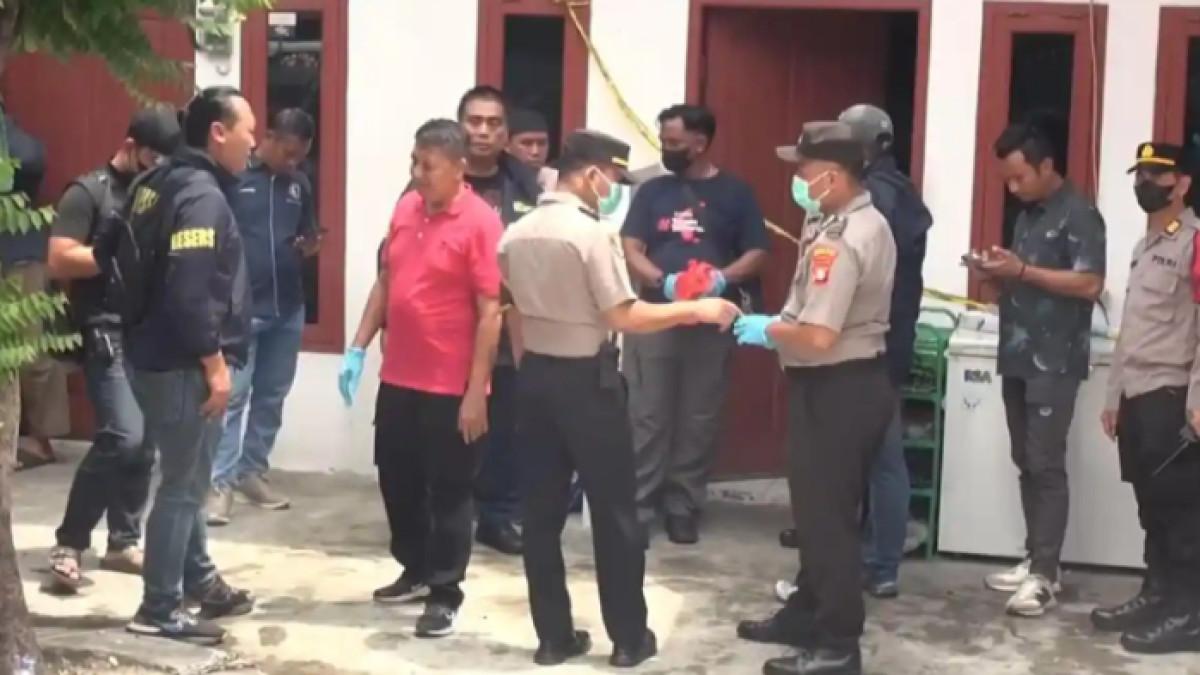 SEKELUARGA TEWAS JAKUT - Lokasi rumah kontrakan tempat ditemukannya tiga jenazah sekeluarga tewas diduga keracunan di Warakas, Tanjung Priok, Jakarta Utara, Jumat (2/1/2026).