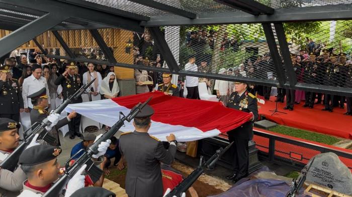 Prosesi pemakaman istri eks Kapolri Jenderal Polisi (Purn) Hoegeng Imam Santoso, Meriyati Hoegeng, di Taman Pemakaman Giri Tama, Desa Tonjong, Kecamatan Tajurhalang, Kabupaten Bogor, Rabu (4/3/2026).