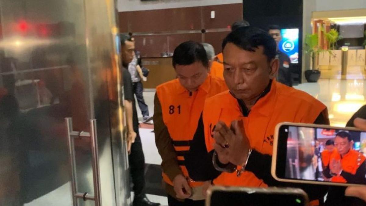 Ketua PN Depok, I Wayan Eka Mariarta, berompi oranye usai ditetapkan sebagai tersangka kasus dugaan penerimaan atau janji dalam pengurusan sengketa lahan di Pengadilan Negeri Depok.