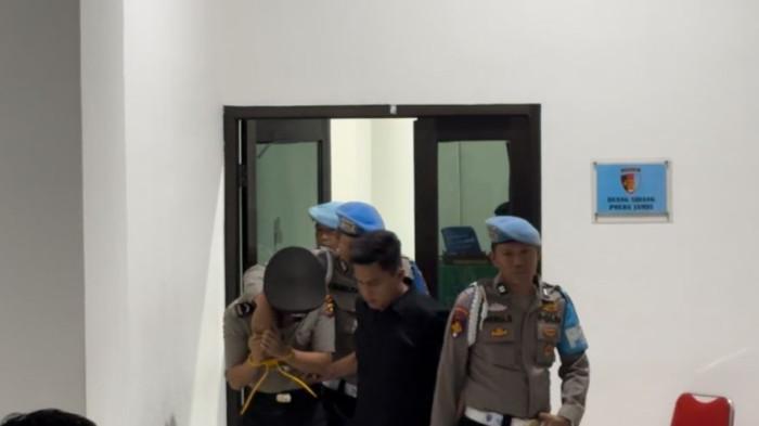 POLISI DIPECAT - Dua polisi di Jambi, Bripda Samson (SA) dan Bripda Nabil (NI), tersangka pemerkosaan perempuan 18 tahun di Kota Jambi, resmi dipecat kepolisian. Sanksi tersebut merupakan hasil sidang etik yang digelar secara tertutup lebih dari 12 jam di Polda Jambi pada Jumat (6/2/2026) malam.