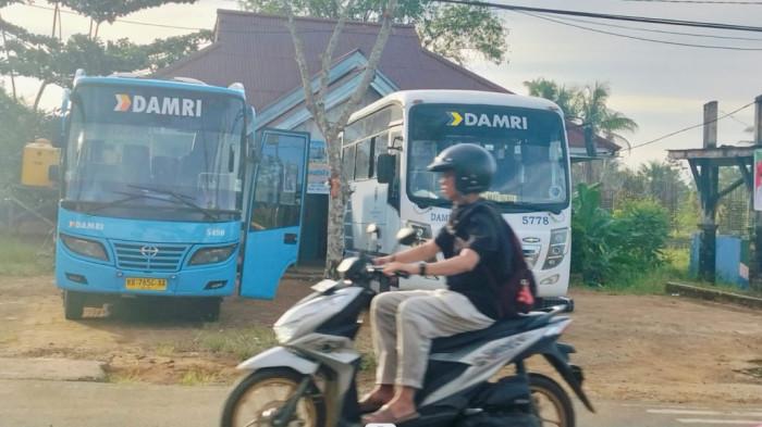 JADWAL DAMRI - Tampak suasana di pool Damri yang terletak di Jalan Perintis, Desa Tideng Pale, Kecamatan Sesayap, Kabupaten Tana Tidung, Kalimantan Utara, saat diabadikan belum lama ini. Inilah jadwal Damri rute Tana Tidung ke Tanjung Selor dan Malinau, Provinsi Kaltara, pada Sabtu (7/2/2026), dimana tiket termurah sebesar Rp 20 Ribu per orang.