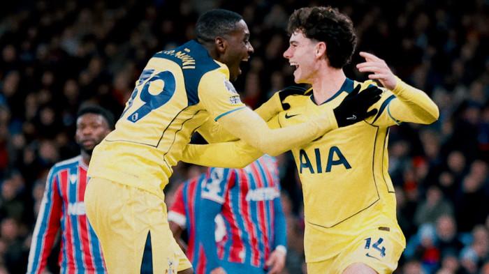SELEBRASI - Gelandang muda Tottenham Hotspur, Archie Gray (kanan) melakukan selebrasi bersama rekannya setelah berhasil menjebol gawang Crystal Palace pada pekan ke-18 Liga Inggris, Senin (29/12/2025) dini hari WIB. Spurs berhasil mengalahkan rival sekotanya tersebut dengan skor 1-0.